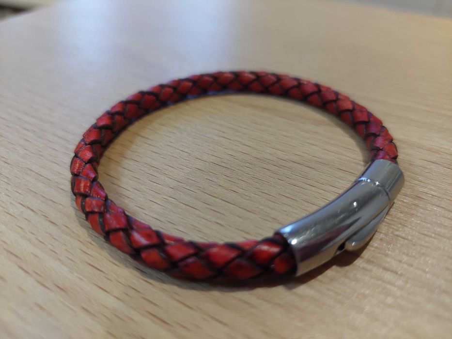 Красный кожаный браслет