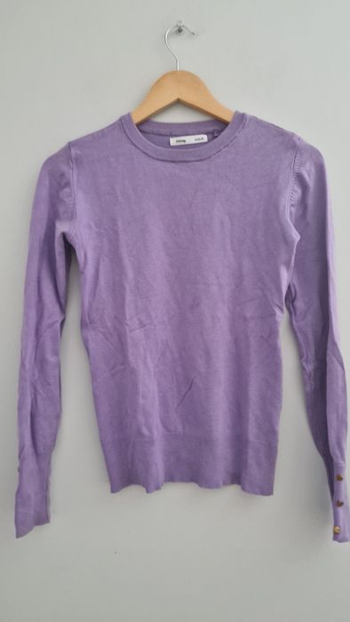 Liliowy sweterek z guziczkamii na mankietach