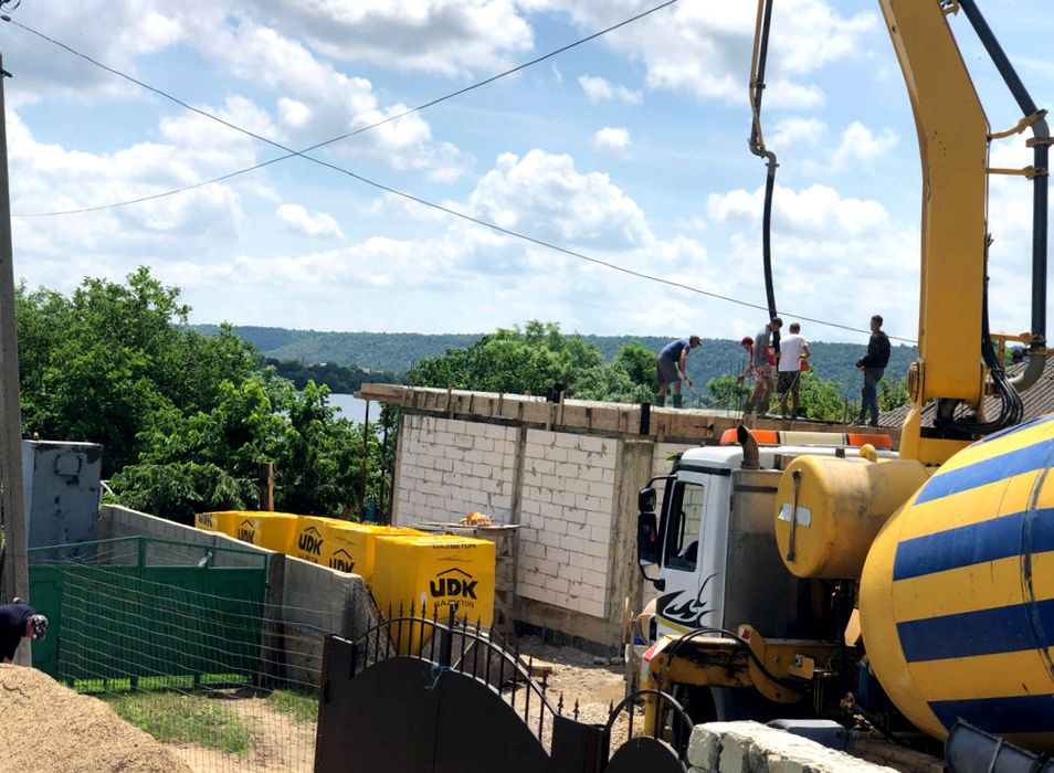 Бетоном М100/150/200/250/300/350 роблять заливку по справі