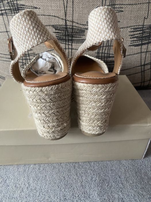 Piekne buty na koturnie