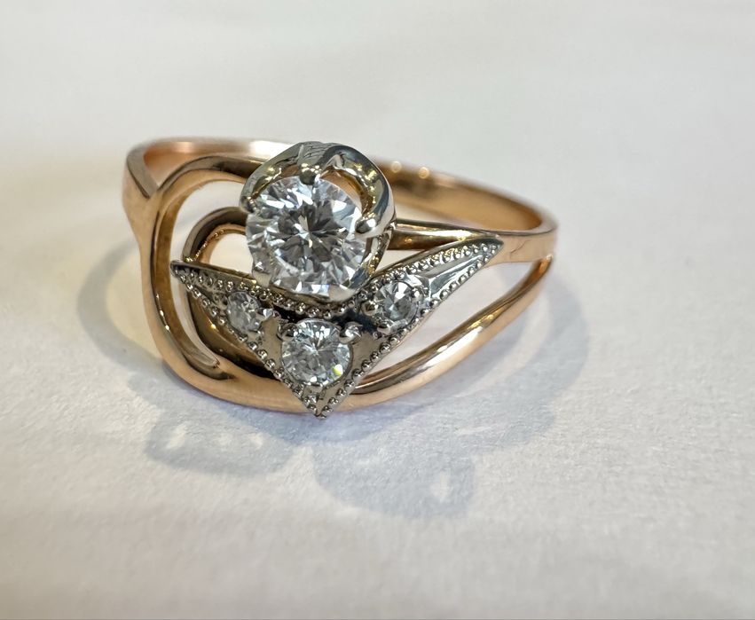 Золотое кольцо с якутскими бриллиантами