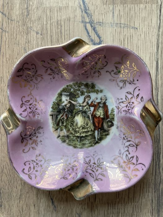 Popielniczka w stylu francuskim scenka dworska