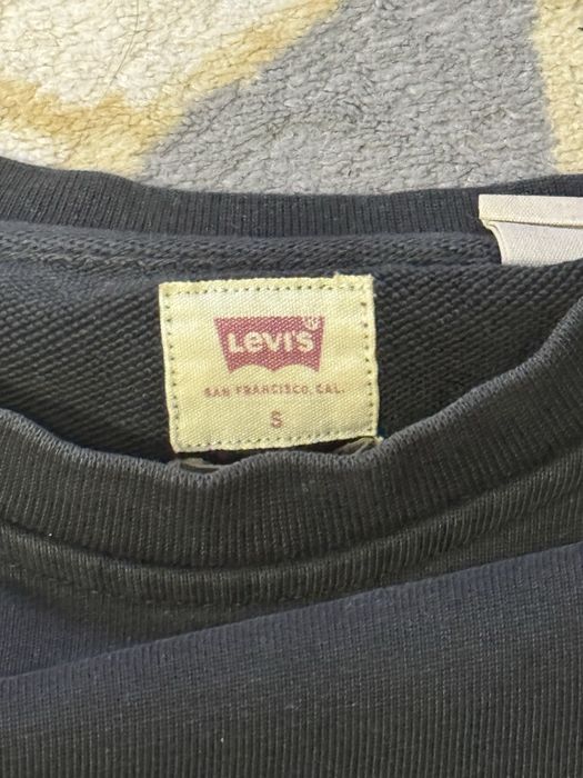 Levis кофта.