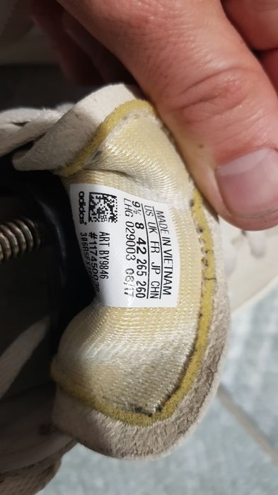 Продам фірмові кросівки Adidas campus