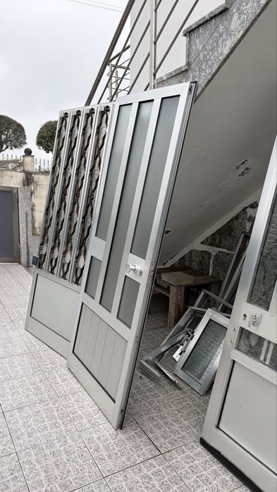 3 portas 7 janelas 2 portas de sacada tudo com aros