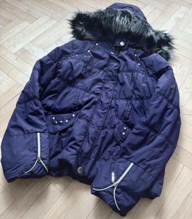 kurtka z ćwiekami i futrzanym kapturem