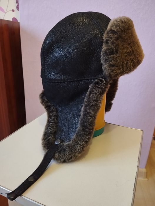 Кожаная  черная ушанка на цигейке.