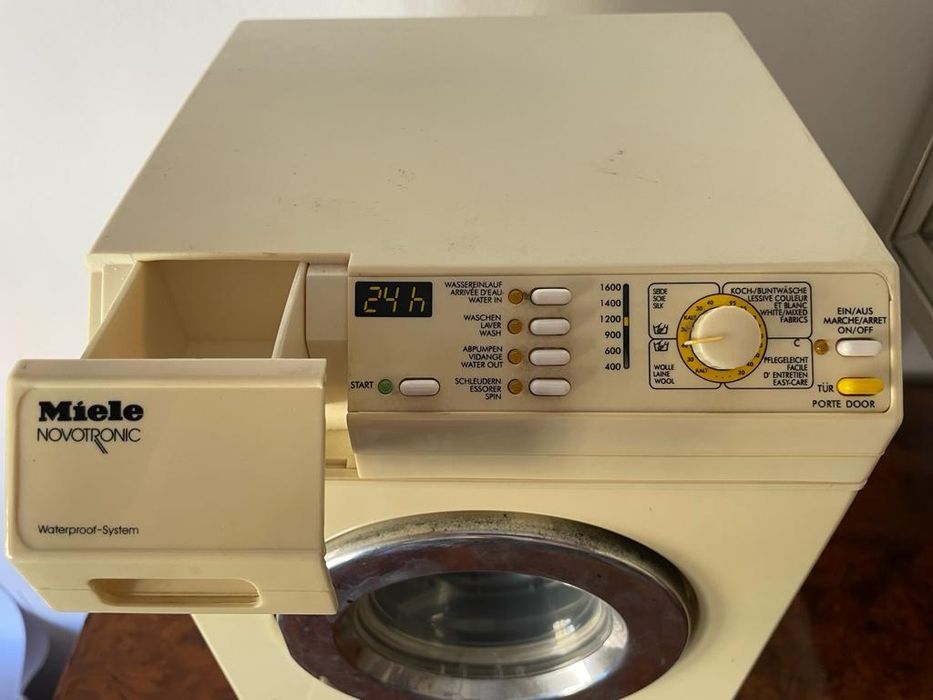 Máquina de lavar roupa Miele/ brinquedo em miiniatura