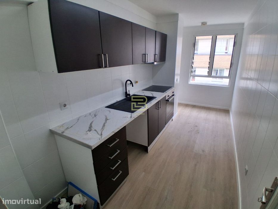 T3 Totalmente Renovado com Garagem e Varanda | A 6 Min do Metro de Bag — Baguim do Monte, Porto