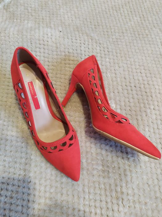 Продам туфлі червоного кольору