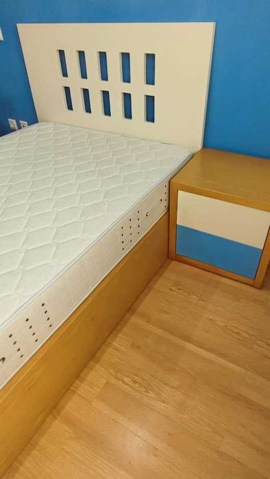 Cama e colchão de corpo e meio com medidas 1.20 X 1.92 com arrumação