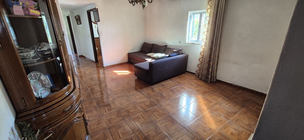 Moradia em Granito com Terreno (+2000m²), Lagar e Água Própria — Resende