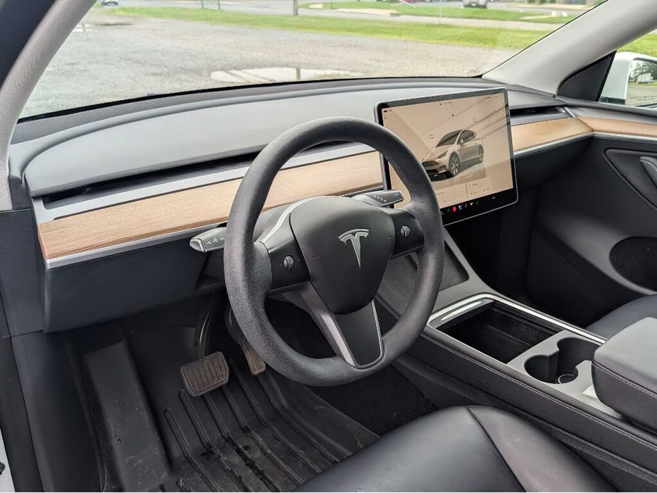Tesla Model Y      2023