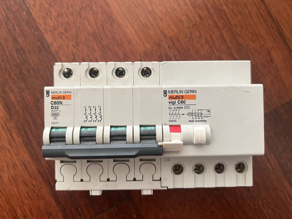 Disjuntor diferencial trifásico Merlin Gerin C60N D32 + Vigi C60 300mA