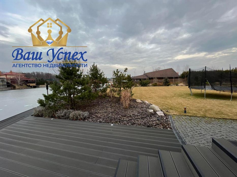 Продажа современного дома в городке с выходом на озеро.