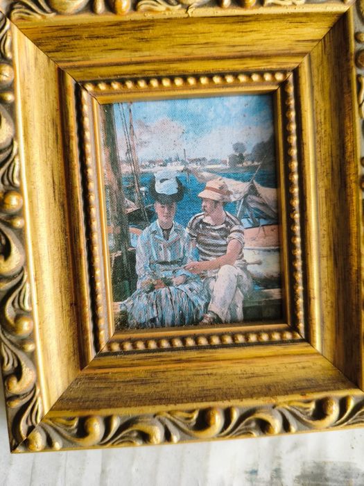 Pequenos quadros com pinturas