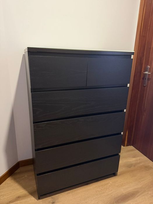 Vendo uma comoda preta do ikea + vidro