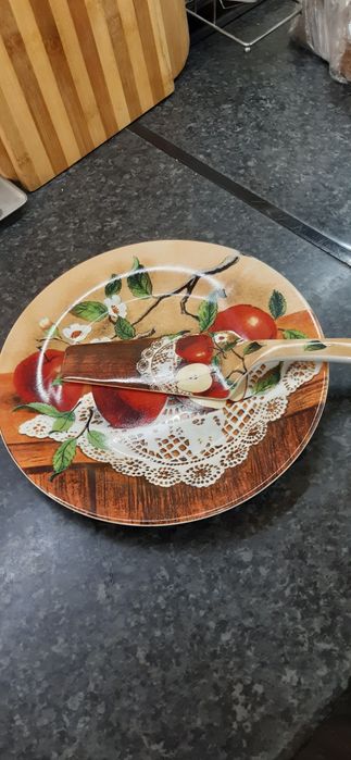 Продам тортовницу