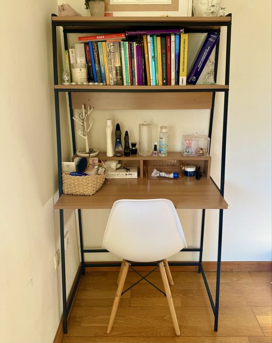 Secretaria com cadeira