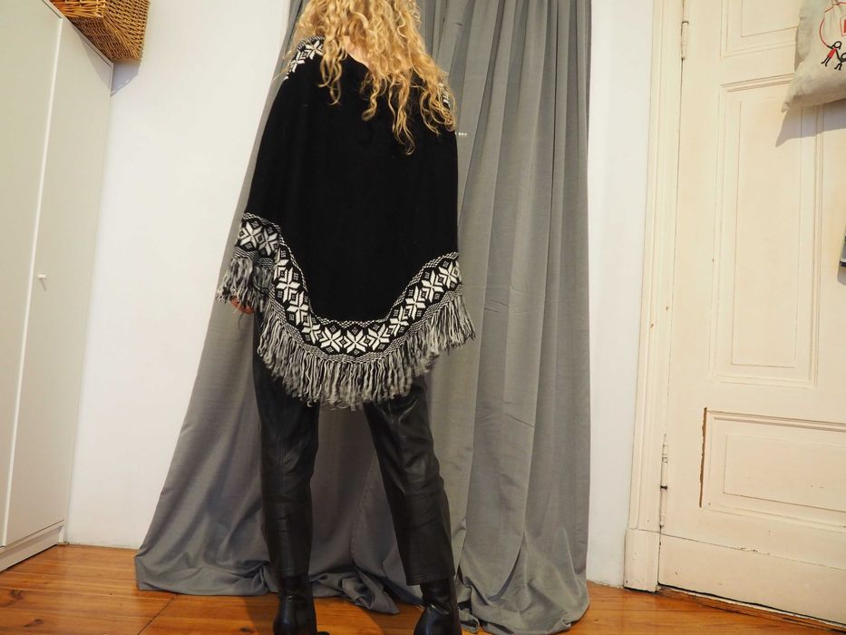 Sweter czarno białe poncho we wzory z frędzlami