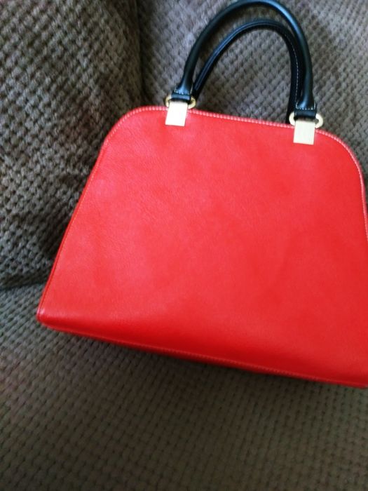 Czerwona z czarnymi bokami.