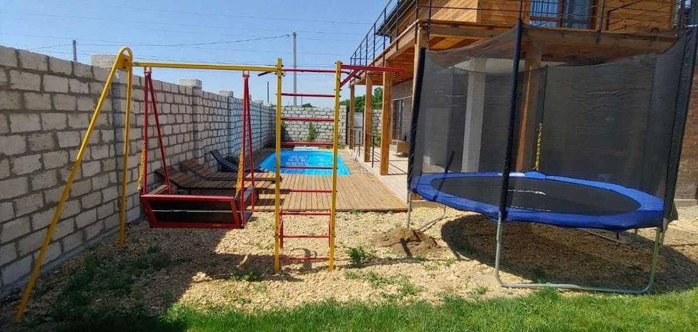 Подобова Оренда Будинок з Банею та Басейном на Кароліна Бугазі