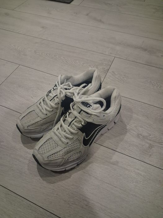 Używane buty nike vomero 5 rozmiar 41 biało czarne