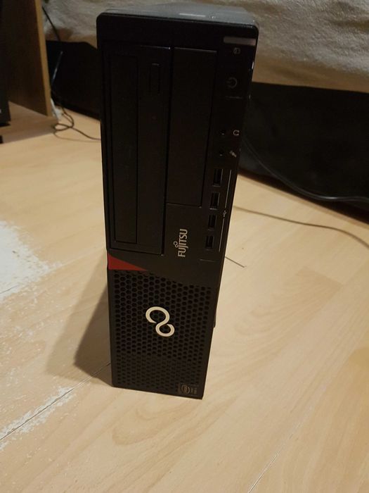 Komputer stacjonarny Fujitsu z systemem Windows 10