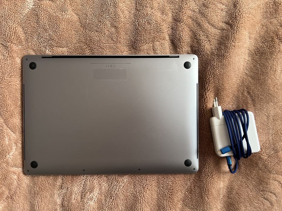 Macbook Pro 2019 i7 16 gb ram 512 Gb a2141