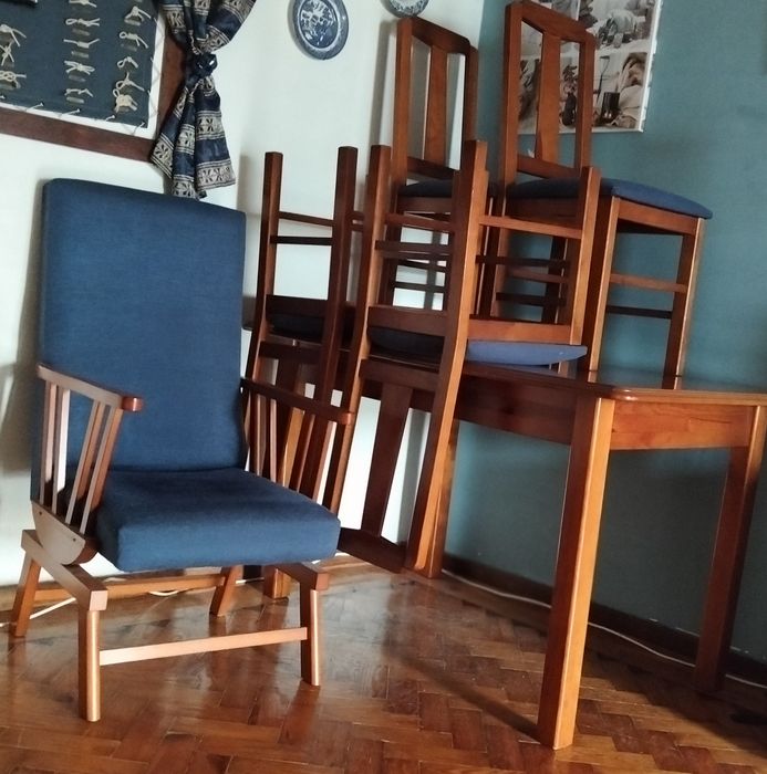Mesa de sala com 4 cadeiras e um cadeirão