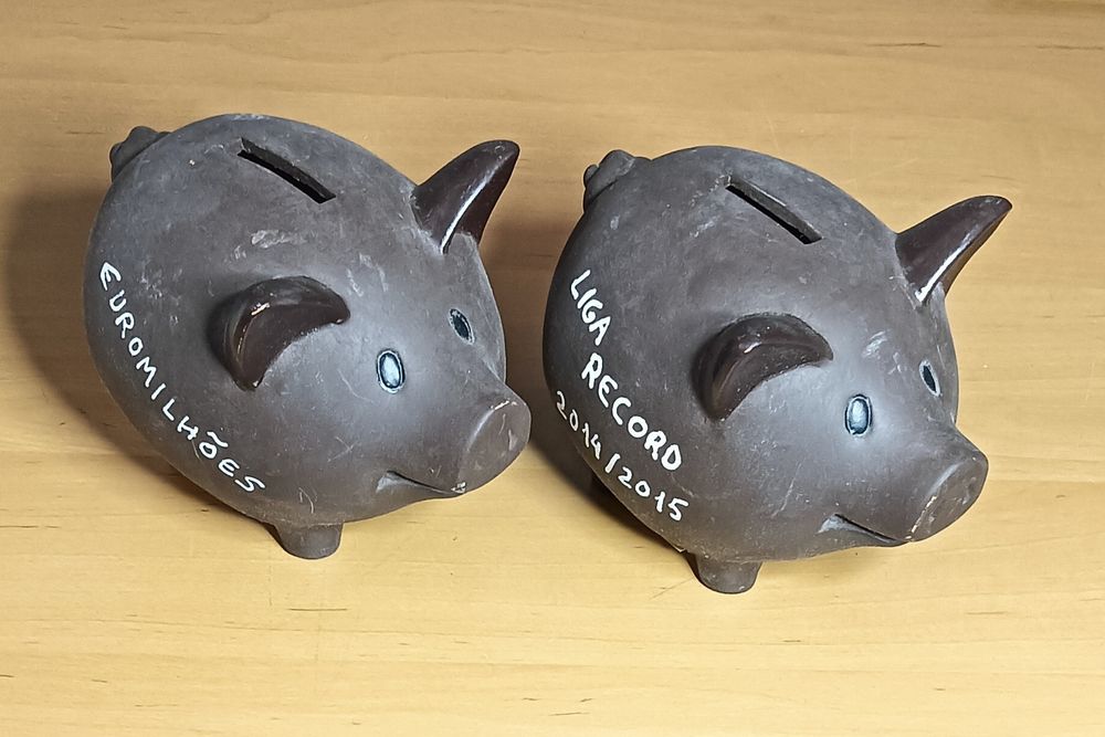 2 mealheiros em barro