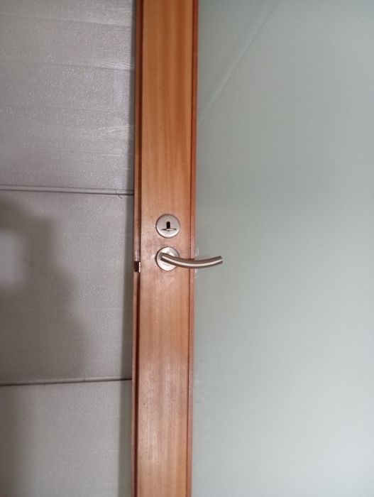 Porta dupla ao teto articular