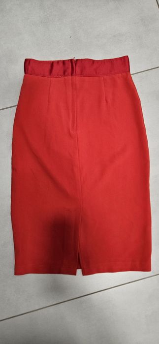 Czerwona ołówkowa spódnica capsule 36