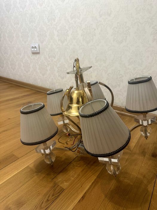 Продам люстри кімнатні