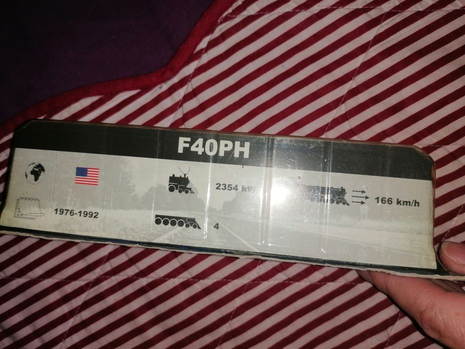 Model kolekcjonerski - F40PH-Lokomotywa pociąg Amer com