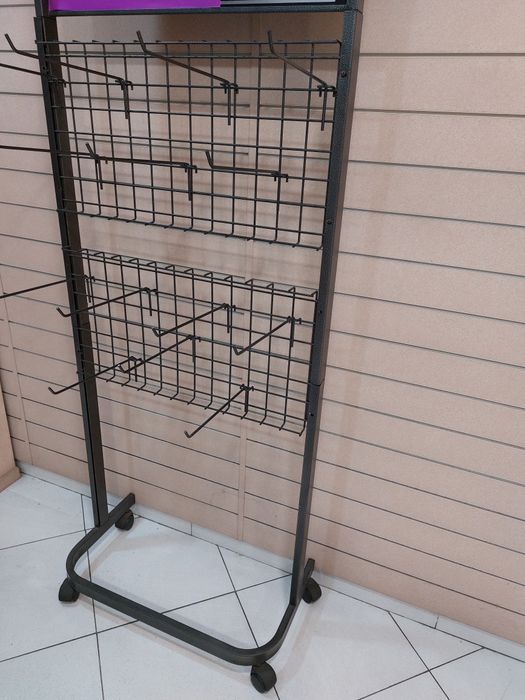 Expositor de balcão e Expositor 30 suportes com rodízios