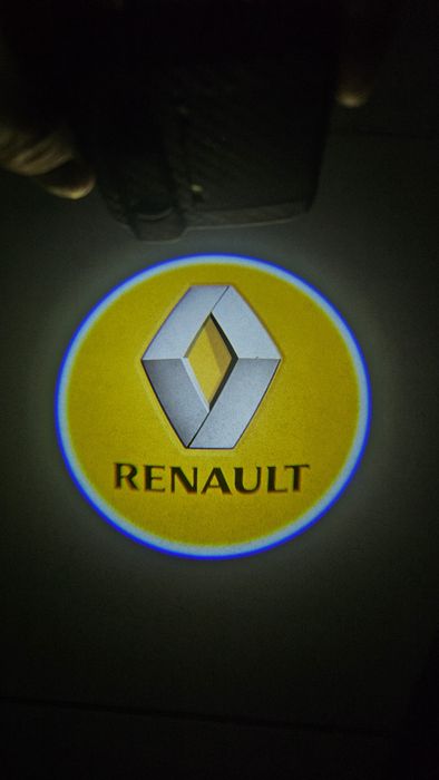 Projektory, światła powitalne z logo Renault - na drzwi.