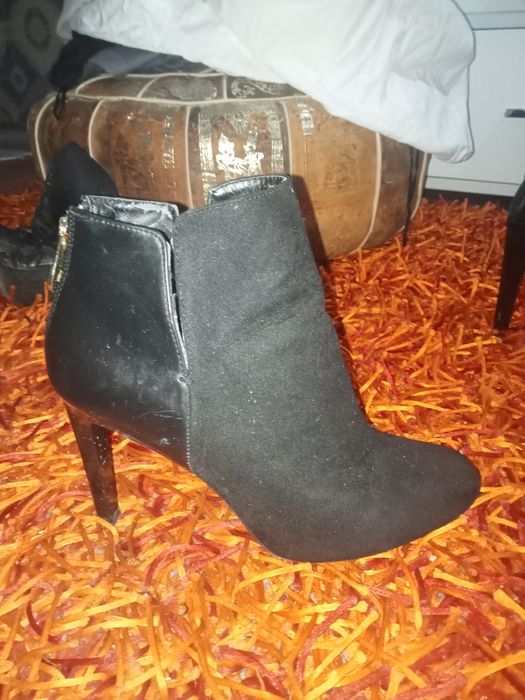 Botas pretas em boa condição