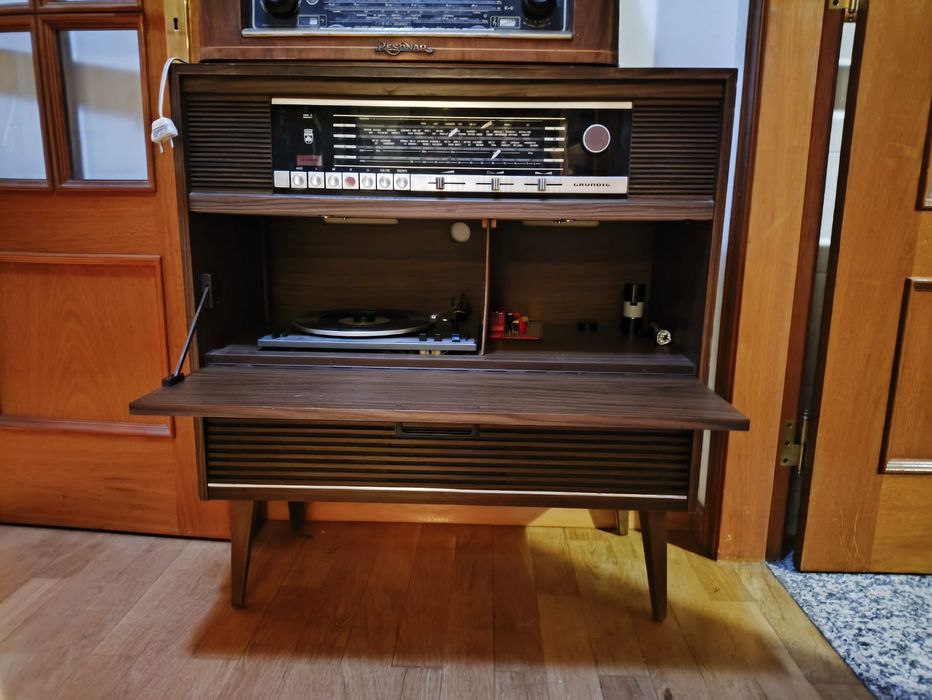 Móvel rádio e gira discos vintage
