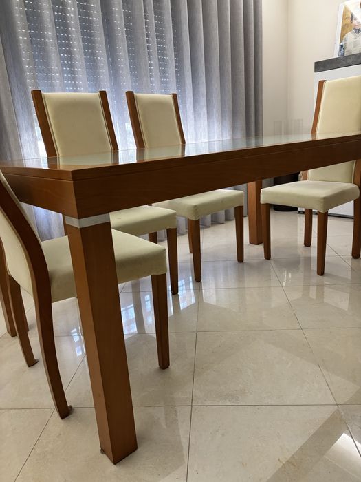Mesa de jantar e cadeiras
