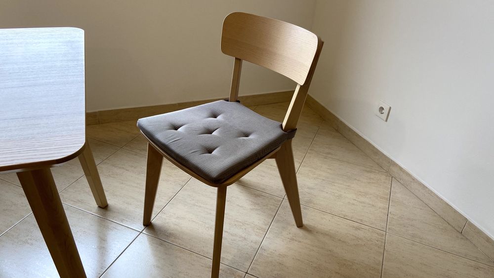 Mesa e 4 cadeiras IKEA Lisabon – 2,0 × 0,7 m – Como Nova
