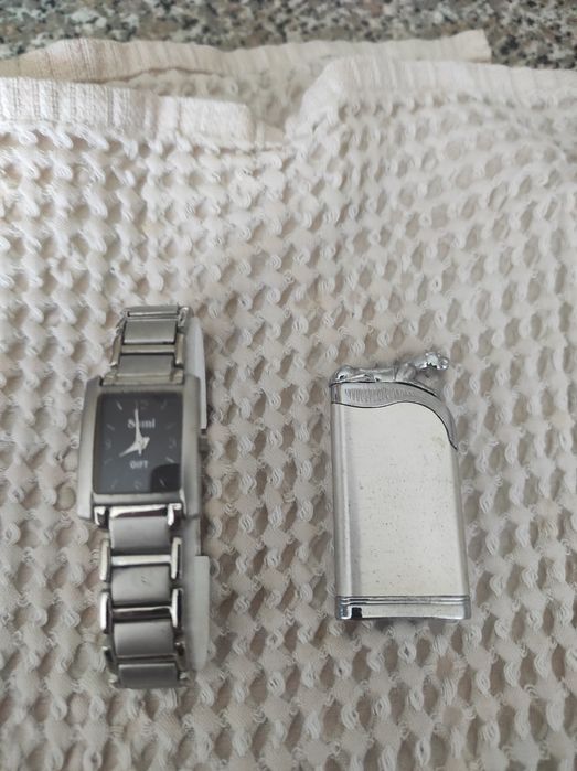 Isqueiro e relógio de senhora