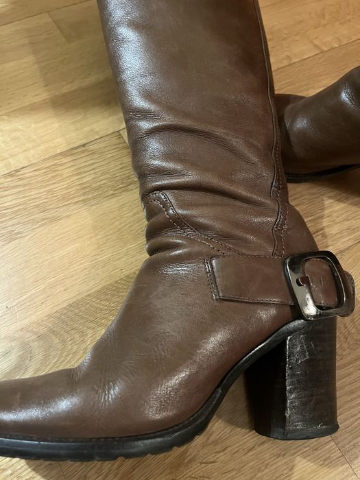 Botas castanhas em pele