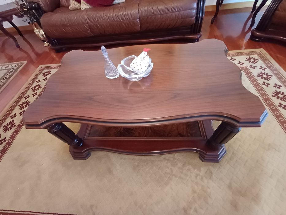 Variedade de móveis trabalhados em madeira maciça para venda