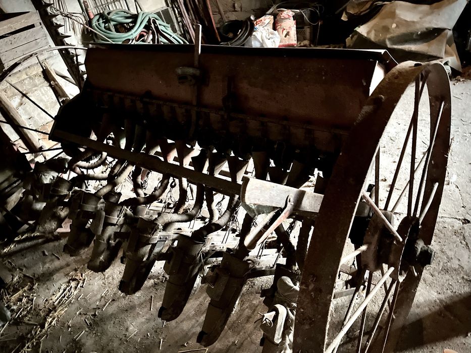 Siewnik konny na żelaznych kołach