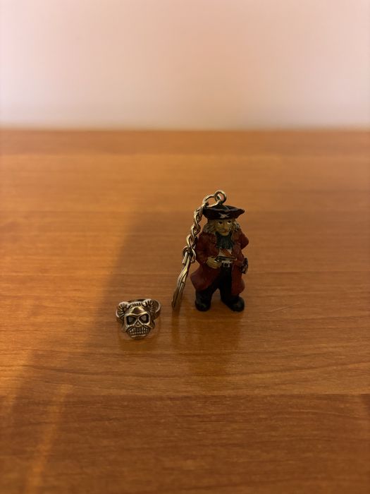 Bryloczek i pierścien piracki