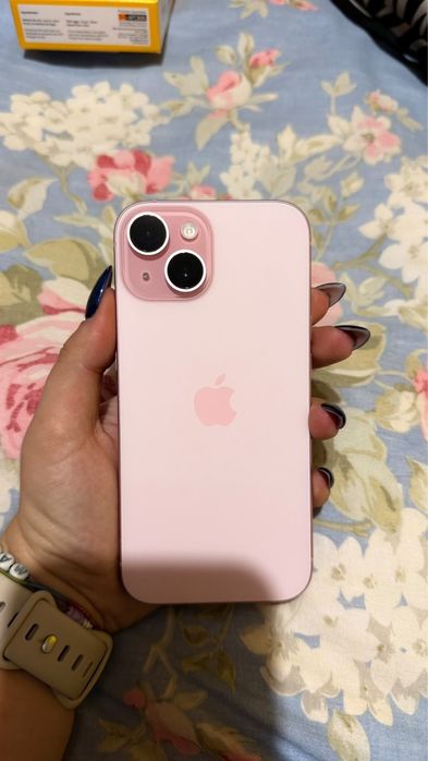 Iphone 15 128gb cor de rosa + 29 capas