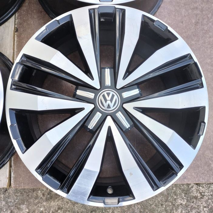 Felgi aluminiowe VW T5 T6 T7 Multivan Caravelle 8x20 ET43 5x120
