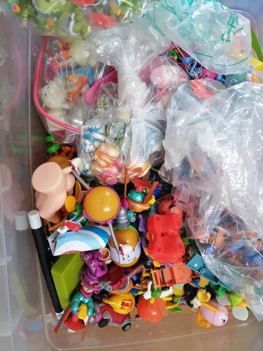 Grande lote de figuras brindes kinder surpresa