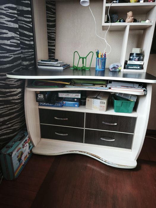 Комп'ютерний стіл